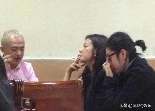 女版巴菲特的赵薇剧组照曝光，有些沧桑亮相综艺节目《中餐厅》。