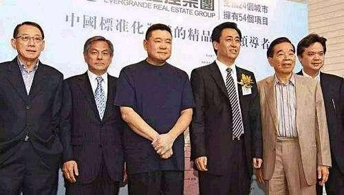 他比李嘉诚还狠！国内分红300亿不交一分税，跑