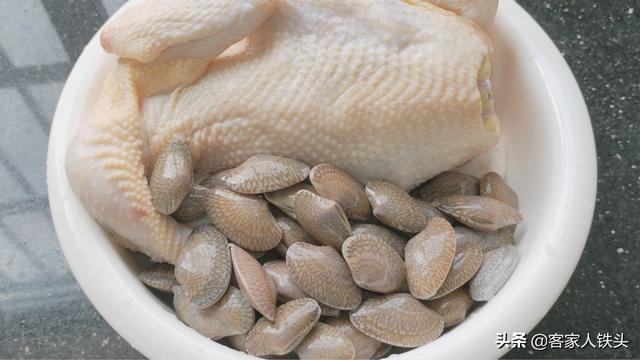 客家人吃鸡很有一套，不煎不炸加1斤花甲，出锅3斤鸡肉带汁吃光光