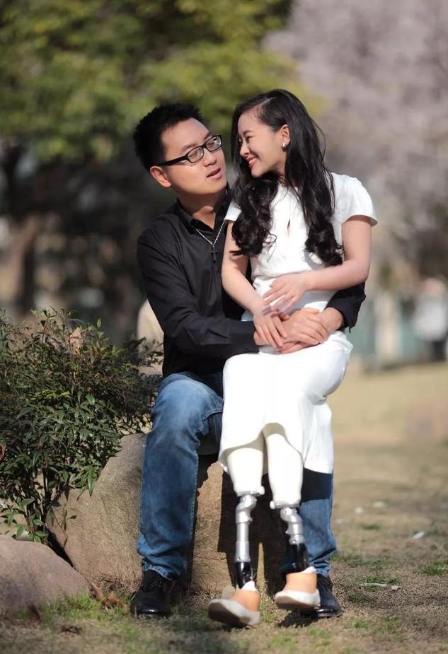 她在汶川地震中失去双腿，又遭丈夫出轨抛弃，如今现状如何？