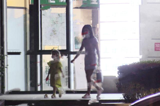杜江一家外出，嗯哼陪玩的小女孩儿模样可爱，被质疑是霍思燕女儿