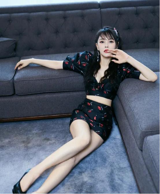 那些设计感满满的衣服款式，女明星们必备的穿搭款，谁穿谁好看