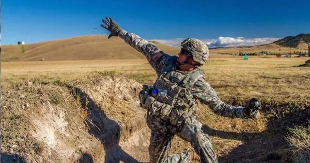“中美俄”士兵扔手榴弹距离对比：美国58米，俄72米，中国是多少