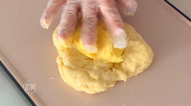 别直接吃咸蛋黄了，教你用咸蛋黄来做饼干，香浓酥脆，越吃越香