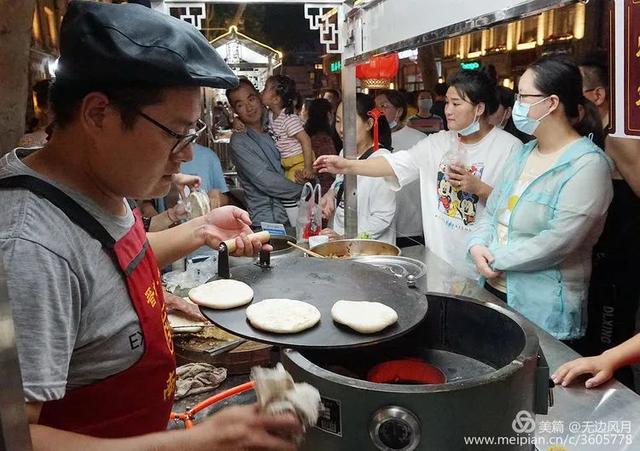 晋城南大街抓拍！众人排长队