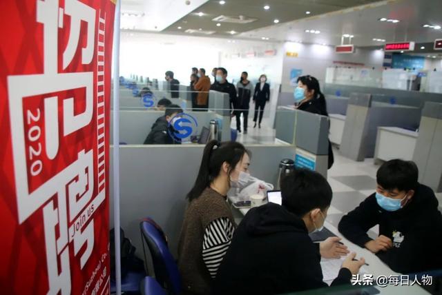 摄影师转行送外卖，设计师亲自直播卖货，特殊时期他们这样求生存