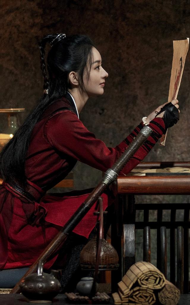 赵丽颖有匪晒出新剧照，终于有件漂亮衣服了，助理却被徐璐挖走