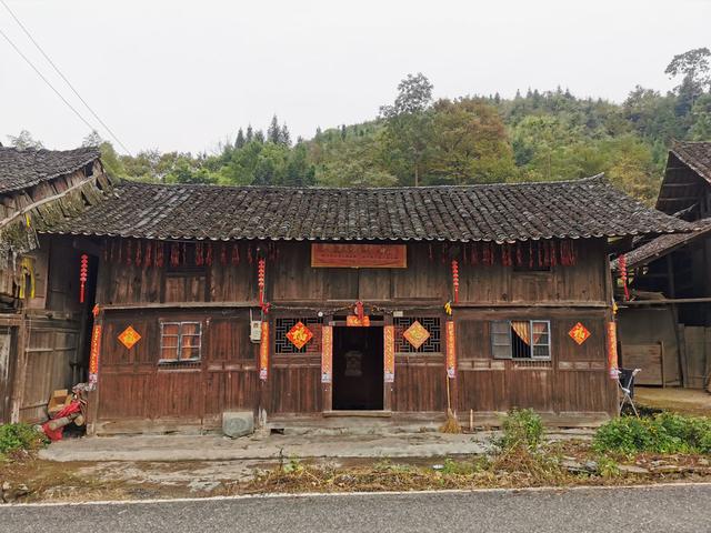 摩旅湘西，单人单车翻越湖南第一大山，雨雾中的雪峰山奇秀险峻