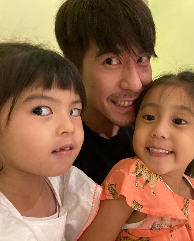 修杰楷父亲节晒照，咘咘波妞变表情包超搞怪，一家五口幸福感爆棚