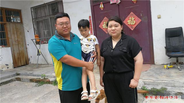 男童迷路路边哭 邮递员找家不辞苦