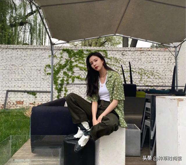 别再跟风穿T恤了，今年巨流行的“短袖”长这样