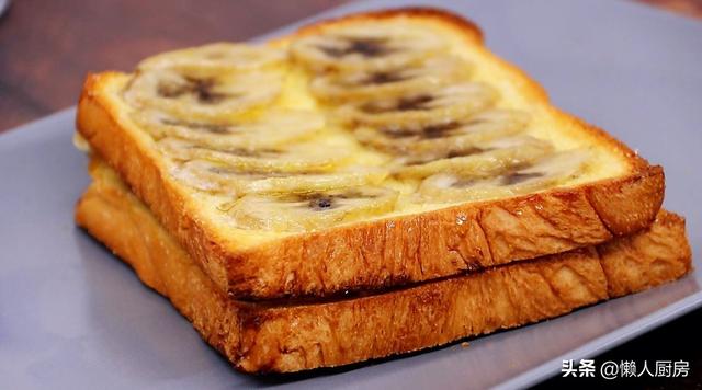 家里香蕉太多，吃不完怎么办？配上面包片做成早餐，家人都说好吃