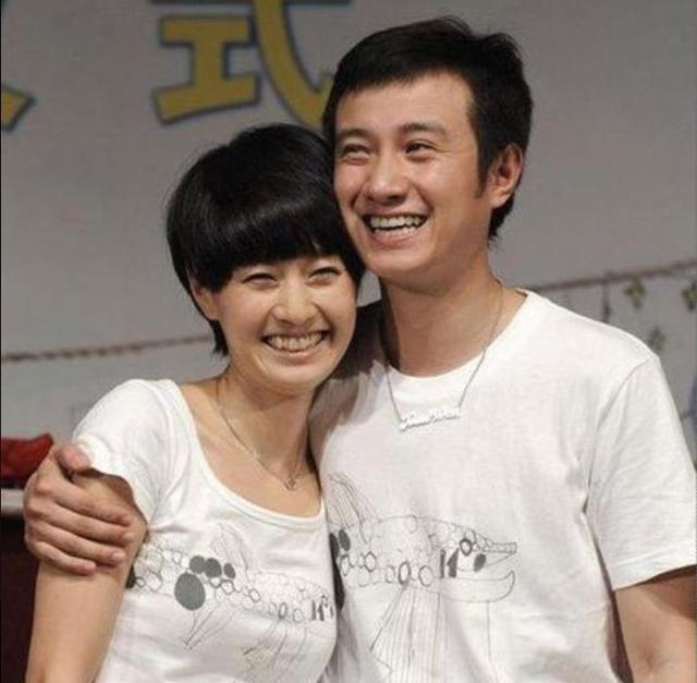 文章离婚后沉迷健身，一年练成“肌肉男”，但头顶发量令人担忧