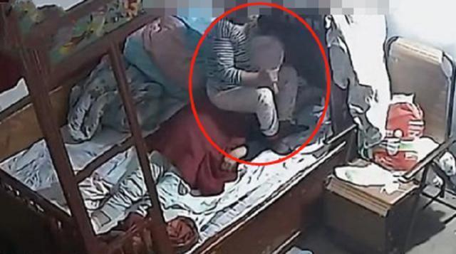 保姆闷死老人后续：女儿下跪道歉，丈夫曝其杀