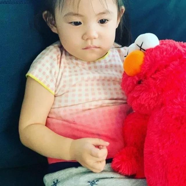 陈冠希晒女儿萌照，Alaia披头散发，紧抱玩偶面露开心笑容