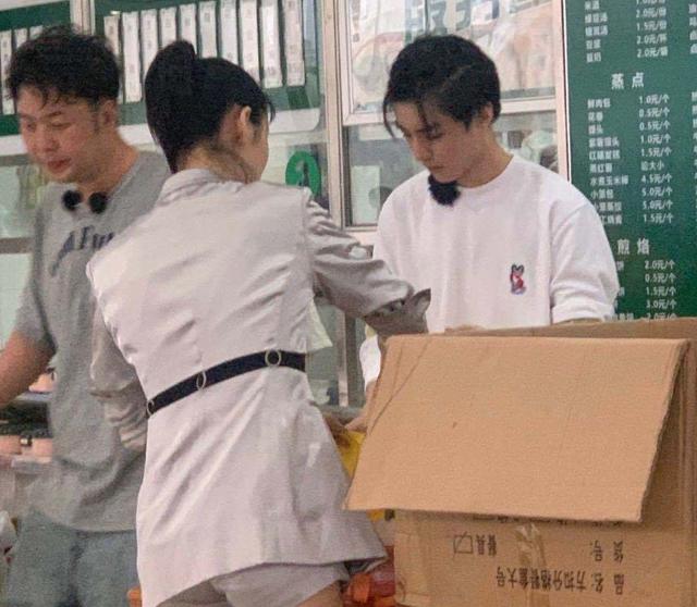 王俊凯杜海涛合体录《中餐厅4》，对比二人身高