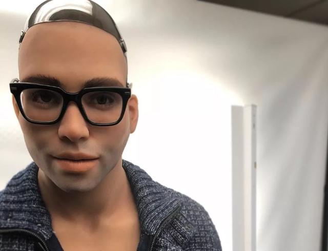 女性体验过男性机器人后：不需要男朋友了，3个