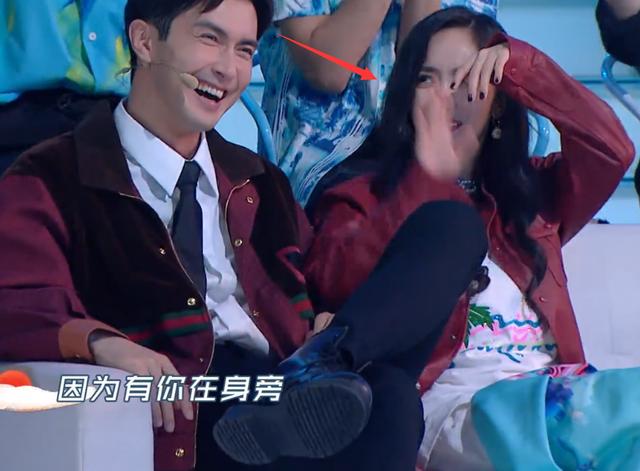 杨幂看表演太嗨，看到她一直拍谁的大腿，一点也不知道避嫌