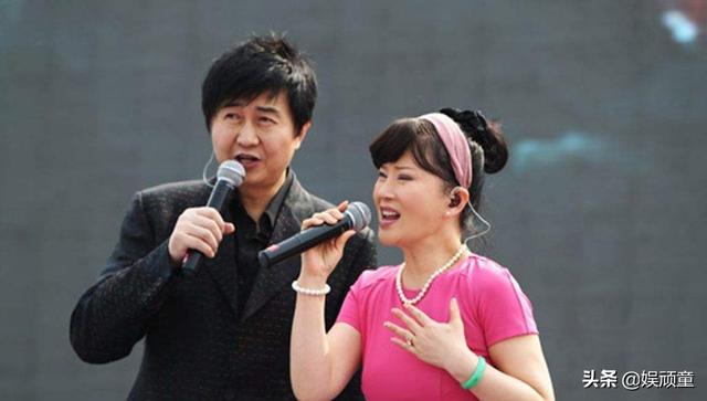 付笛声罕晒全家福，任静多年无变化，儿子扎小辫有刘欢老师气质