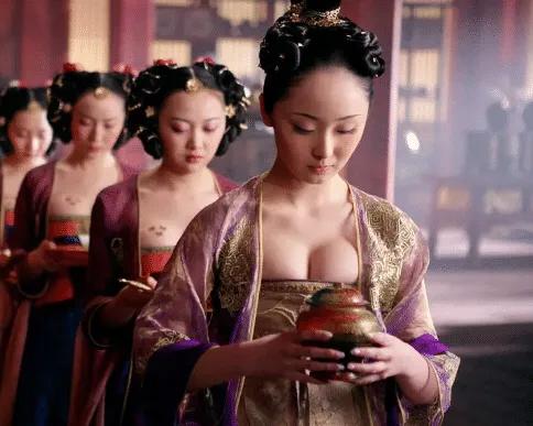 18岁就被张艺谋捧红，罗晋曾为她痴迷，如今32岁