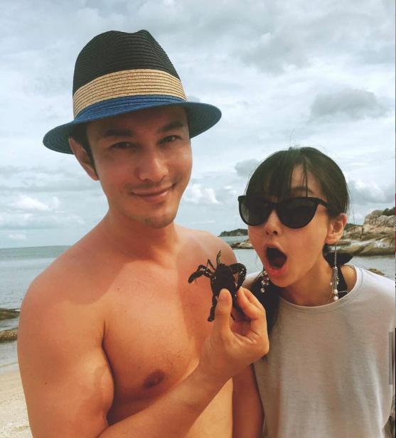 Baby早年生活照曝光，海上冲浪穿性感泳衣腰细腿长超青春