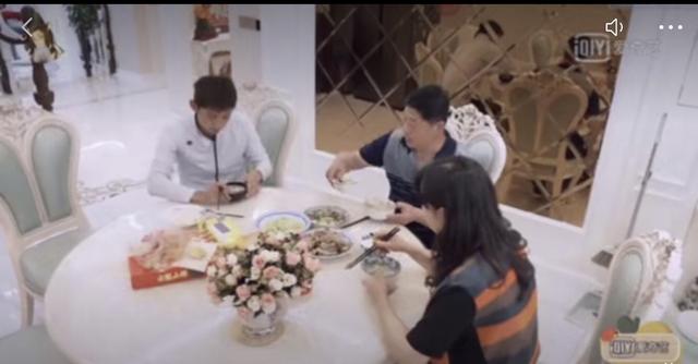 动作|张继科和镜子里的动作不一样 网友：爸妈一致更恐怖