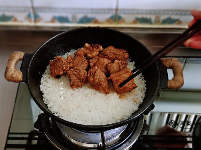 煲仔饭在家做用料实在方法简单，饭香锅巴酥脆，菜肉搭配营养均衡