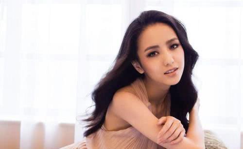 佟丽娅忘记自己穿的睡裤动作霸气，掀开被子后，全场不淡定了