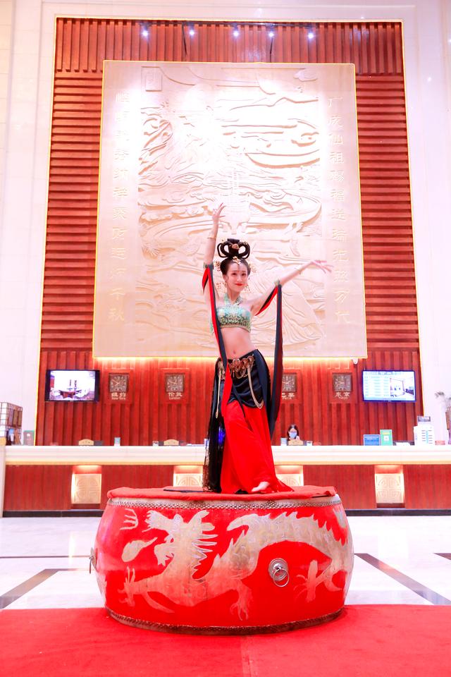 “丝路飞天舞者”琪琪打卡平凉广成大酒店