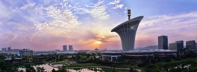 紧走慢走，一天走不出大汉口，如何客观地形容武汉有多大？