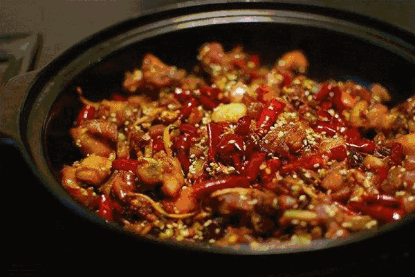 冷吃兔拍了拍“钵钵鸡”，乐山和自贡，谁是你们心里的Top1?