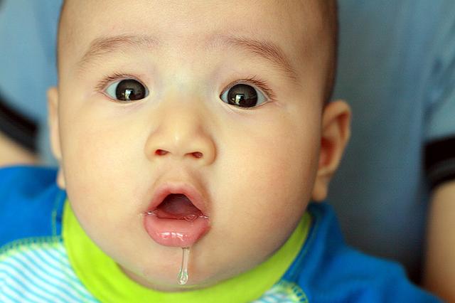 宝宝一直流口水是正常的？别再听信谣言了，一定注意这5件事