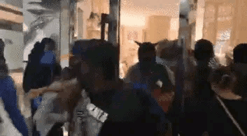 美国局面失控，苹果多家零售店被洗劫一空，对