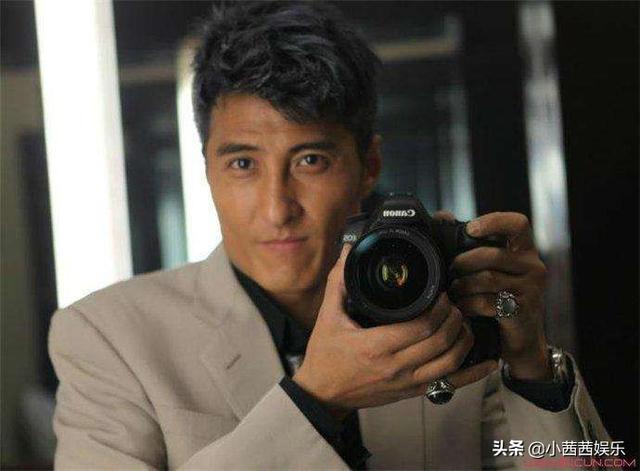 同父同母不同命，弟弟成大明星，衣帽间价值2个亿，哥哥却入狱