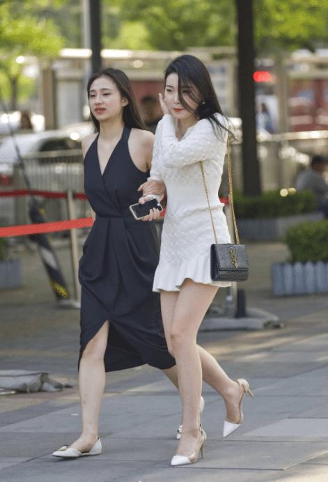 姐妹花，一个穿黑色一个穿白色，出街回头率超高的