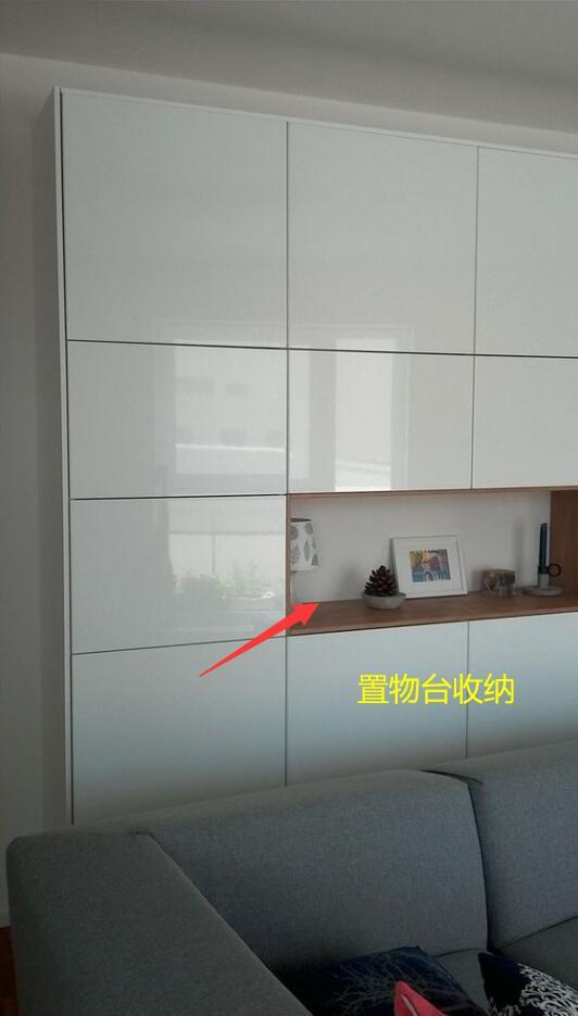 越来越多人沙发都不靠墙了，背后留出25公分打个上下柜，中间收纳