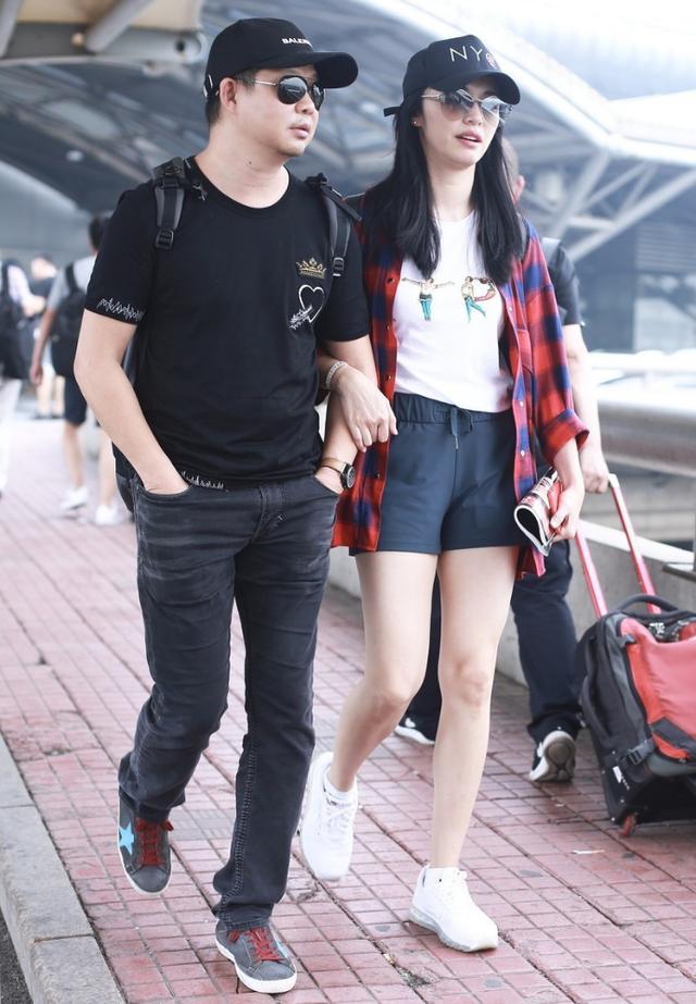 姚晨真爱她现在的老公，出门一直挎着不松手，却被“光棍腿”抢镜