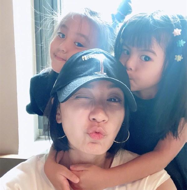 贾静雯晒与女儿亲密自拍，咘咘扎丸子头好呆萌！波妞变“豁牙妹”