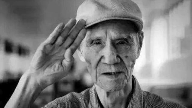 90岁老兵证件遗失，来到博物馆后老泪纵横，指着