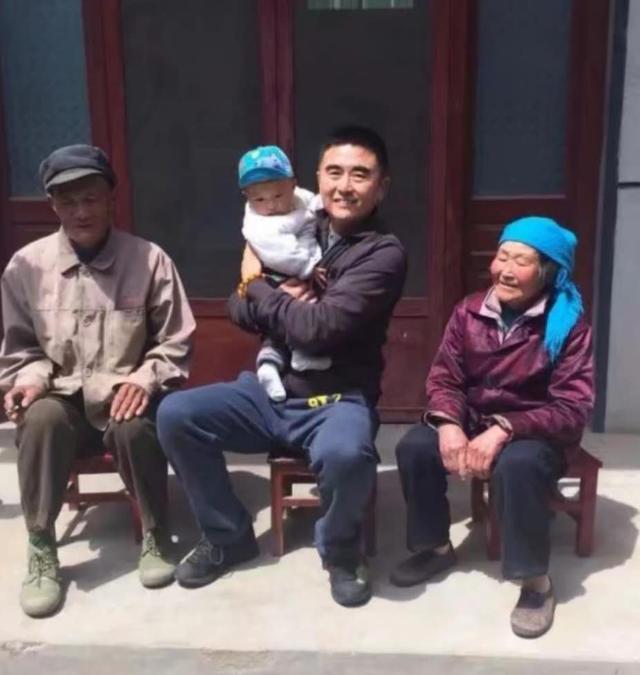 5个月大的男婴摔伤，父母无法承担医药费，双双在医院跳楼自杀，好心人愿捐助孩子18年，已汇款16万