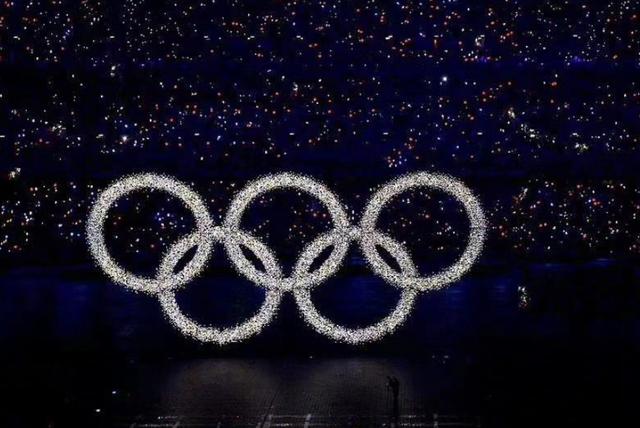 李小鹏和儿女劈叉，纪念北京奥运十二周年，八岁奥莉腿长已超爸爸