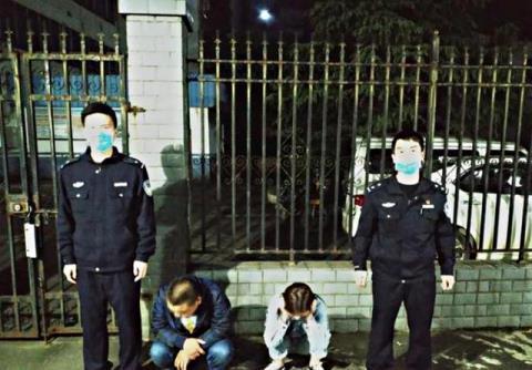 广西大叔大妈在树林卖淫嫖娼，被警方当场抓获