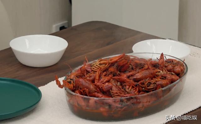 宋祖儿吃小龙虾，谁注意她把虾壳吐哪了？这才