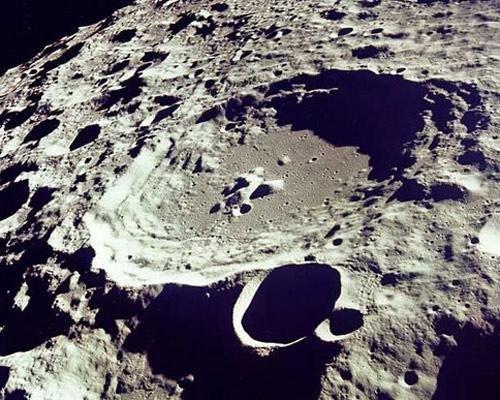 在月球背面发现坠毁的所谓的二战老式飞机，这件事是真的吗？