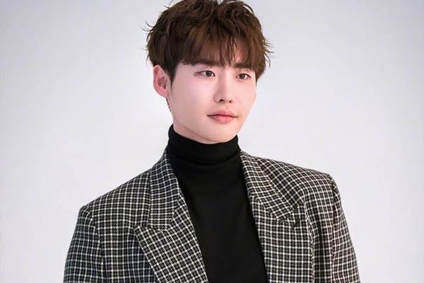 金秀贤新剧露腹肌，被投诉尺度过大，韩国男星