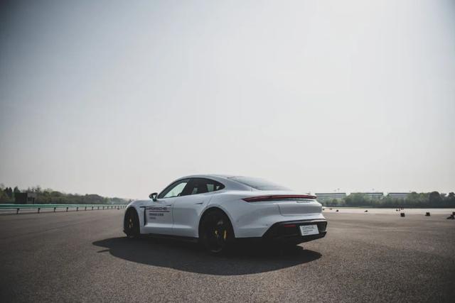 哪有人讨厌电动车！只是没开过Taycan罢了