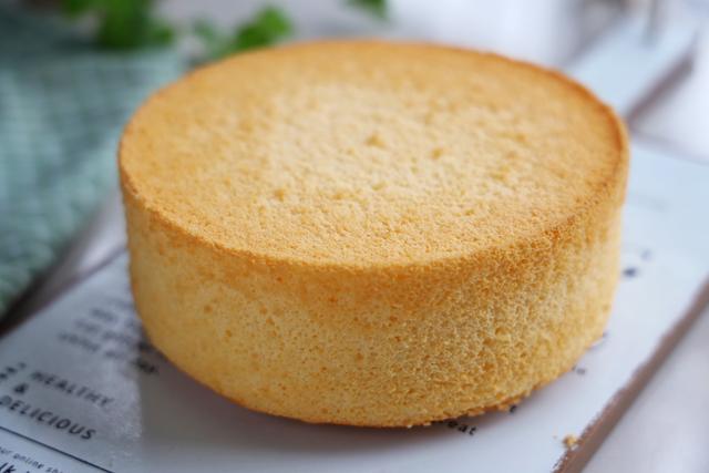 比戚风蛋糕简单，失败率低，更适合新手操作，松软好吃，不回缩