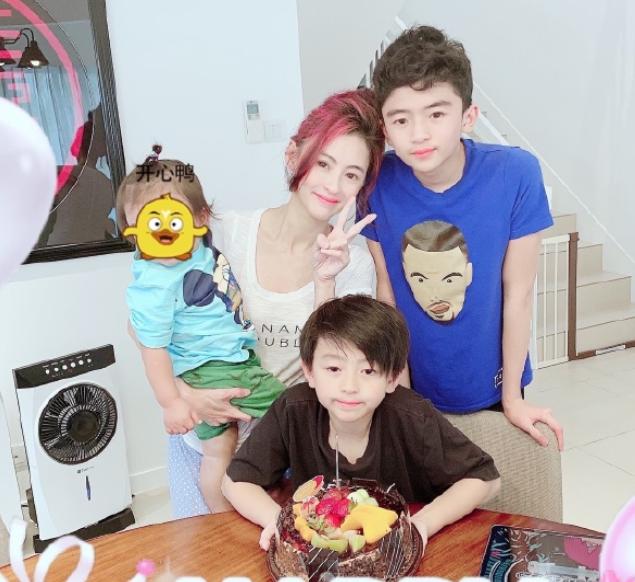 张柏芝晒三胎儿子，头发意外曝光父亲基因？