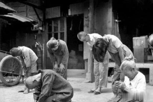 二战时期，日本女子为了方便此时，随身携带一