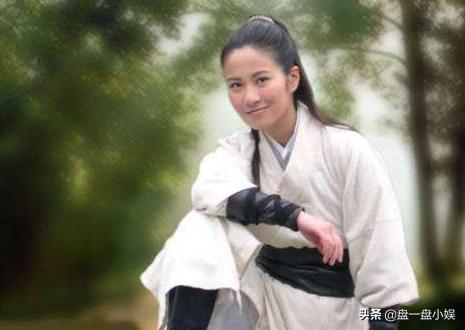 曾经惊艳时光的上官海棠，再到被男友迷到七荤八素，现在直播抠脚